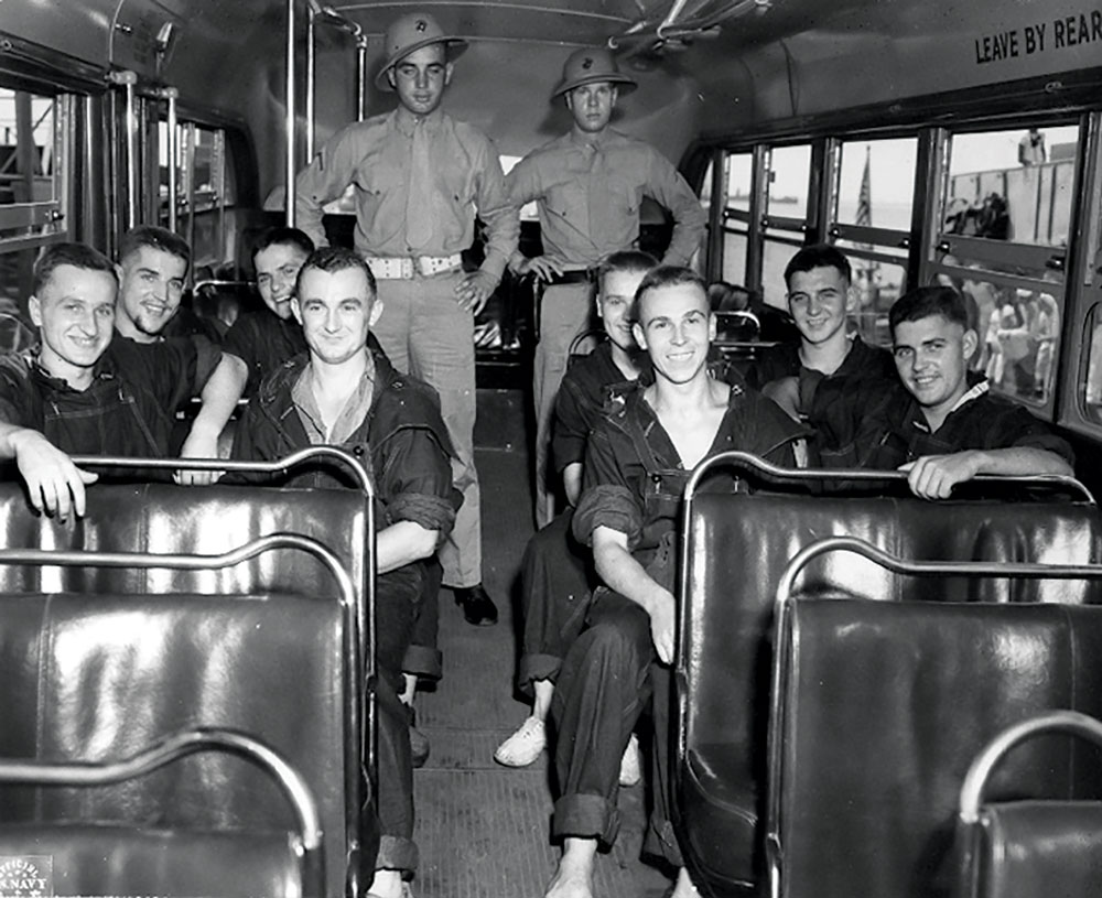 Jóvenes de la tripulación del U-118 llegan el 20 de junio de 1943 para un examen físico y el procesamiento inicial de los prisioneros de guerra en el Hospital de la Base Naval de Norfolk, Virginia. Los prisioneros de guerra son (primera fila, de izquierda a derecha) Herman Polowzyk, Gustav Behlke, Walter Schiller y Wilhelm Bort, y (última fila, sentados de izquierda a derecha) Werner Drechsler, Paul Reum, Erhard Lenk y Klaus Preuss. (Foto: Marina de Guerra de EUA)