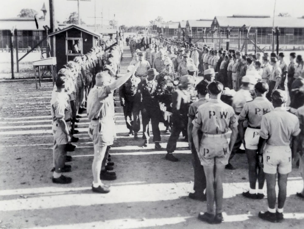 Prisioneros de guerra alemanes se alinean en una procesión fúnebre para uno de los suyos en un campo de prisioneros de guerra en el condado de Fort Bend, Texas, durante la Segunda Guerra Mundial. (Foto: Fort Bend County Libraries/University of North Texas Libraries)