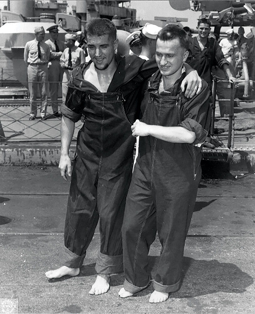 Werner Drechsler (izquierda), recuperándose de una herida de bala en su rodilla derecha, desembarca del USS Osmond Ingram el 20 de junio de 1943 en la Base Naval de Norfolk, Virginia, con la ayuda de Herman Polowzyk. (Foto: Marina de Guerra de EUA)