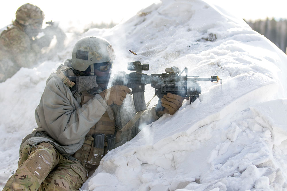 El soldado Gatwech Both, de la Guardia Nacional del Estado de Alaska, proporciona fuego de supresión con su equipo, el 2 de marzo de 2018, durante el ejercicio Arctic Eagle 2018 en Fort Greely, Alaska. Los integrantes de la Guardia Nacional del Estado de Alaska han operado con éxito en el Ártico y han defendido Alaska por más de setenta y seis años. (Foto: Especialista Michael Risinger, Guardia Nacional del Ejército de EUA)