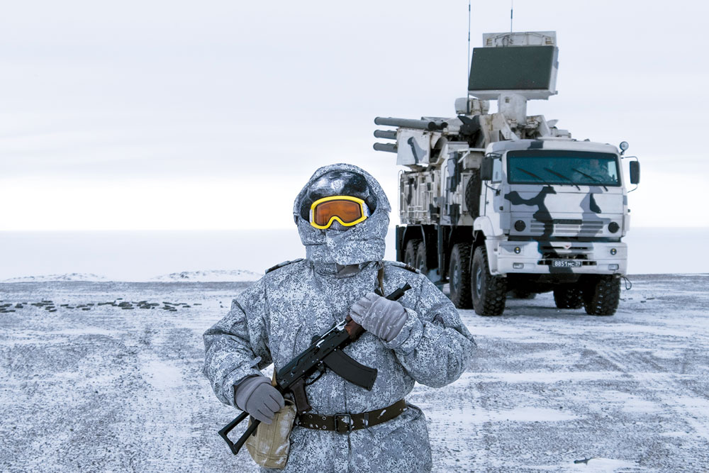 Un soldado ruso de guardia al lado de un Sistema de defensa antiaérea tipo Pansyr-S1, el 3 de abril de 2019, en la isla Kotelny, parte del archipiélago de las Nuevas Islas Siberianas. Rusia está enfatizando su presencia militar en el Ártico debido a la creciente competencia internacional en la región, que supuestamente tiene hasta un cuarto del petróleo y gas natural inexplorados del mundo. (Foto: Vladimir Isachenkov, Associated Press)