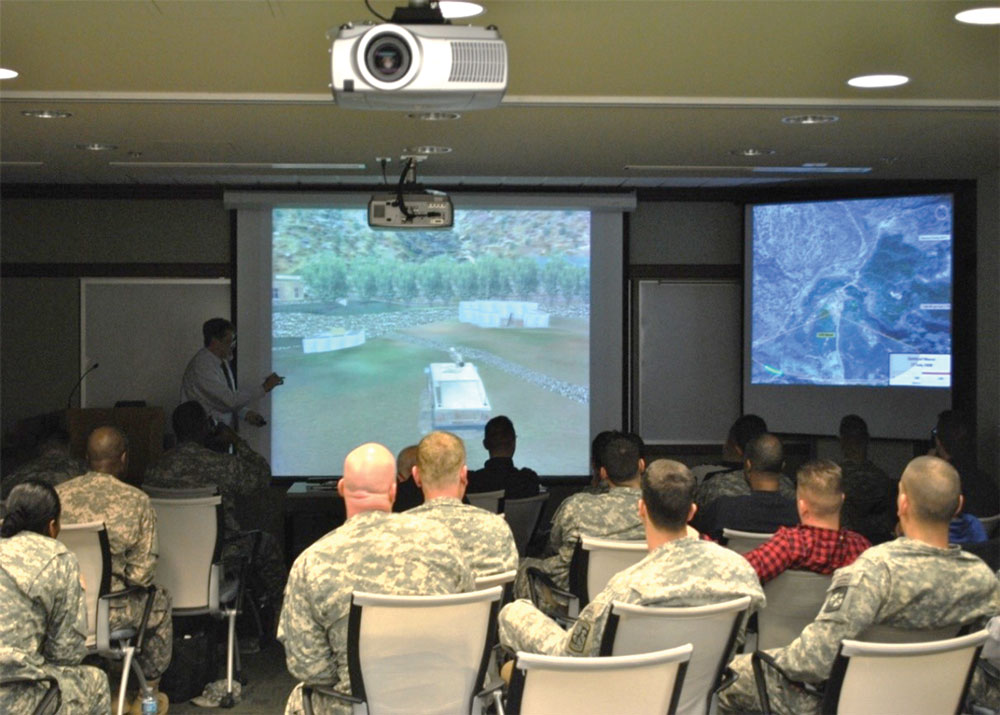 Configuración de un aula de VSR. Una pantalla muestra el terreno virtual y la otra muestra un mapa. (Foto: Army University Press)