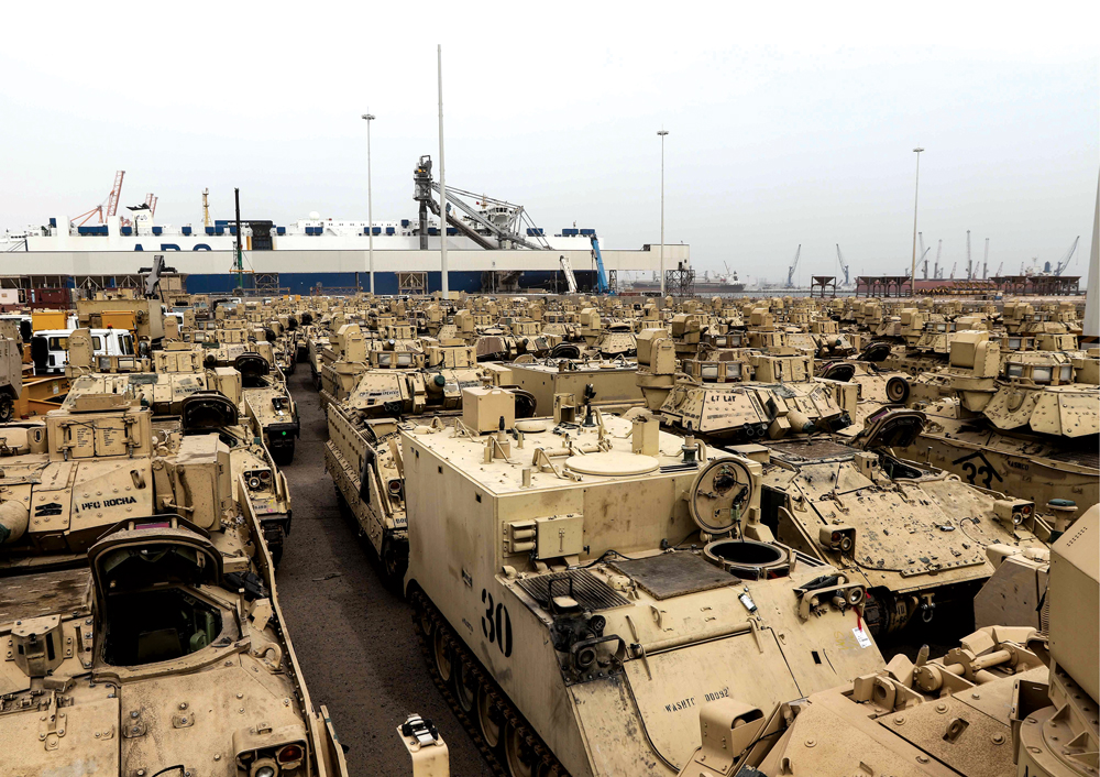 Equipamiento de la 3a Brigada de Combate Blindada, 4a División de Infantería, llega el 27 de febrero de 2019 al puerto de Shuaiba, Kuwait, para la rotación de la unidad en apoyo de la operación Spartan Shield. (Foto: Sargento segundo Veronica McNabb, Guardia Nacional del Ejército de EUA)