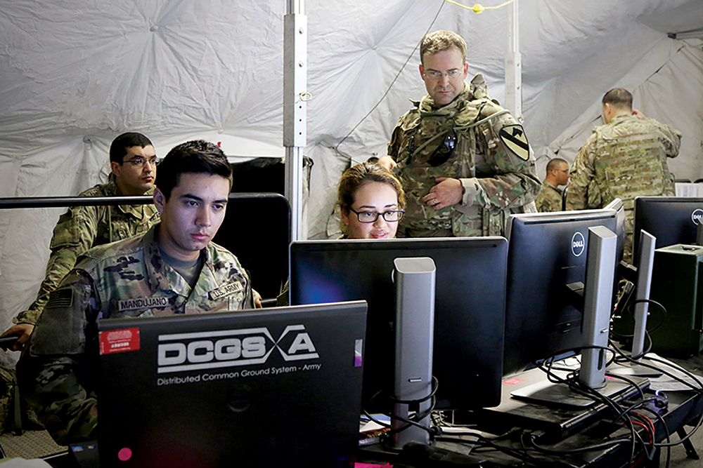 Soldados en el centro de inteligencia y operaciones combinadas de la 1a Brigada de Sostenimiento procesan actualizaciones de las operaciones durante el ejercicio Warfighter 18-05 en Fort Hood, Texas. (Foto: Ejército de EUA)