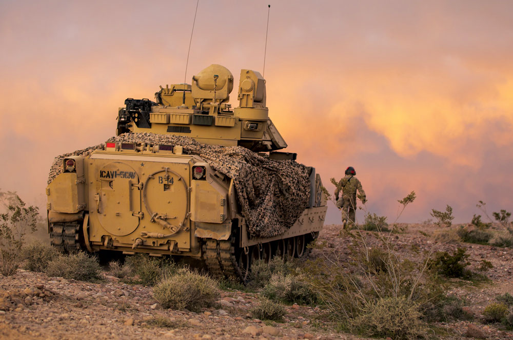 Un vehículo de combate M2 Bradley protege el centro de operaciones tácticas de la 2a Brigada de Combate Blindada el 5 de abril de 2019 en el Centro Nacional de Entrenamiento, Fort Irwin, California. (Foto: Mayor Carson Petry, Ejército de EUA)