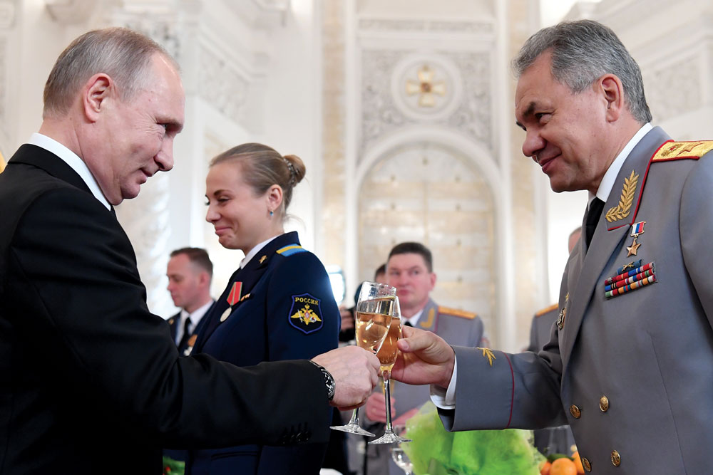 El presidente ruso Vladimir Putin haciendo un brindis con el ministro de defensa Sergei Shoigu, 28 de diciembre de 2017, en el Kremlin en Moscú, después de una ceremonia para presentar condecoraciones del Estado al personal militar que habían luchado en Siria. (Foto: Kirill Kudryavtsev, Agence France-Presse)