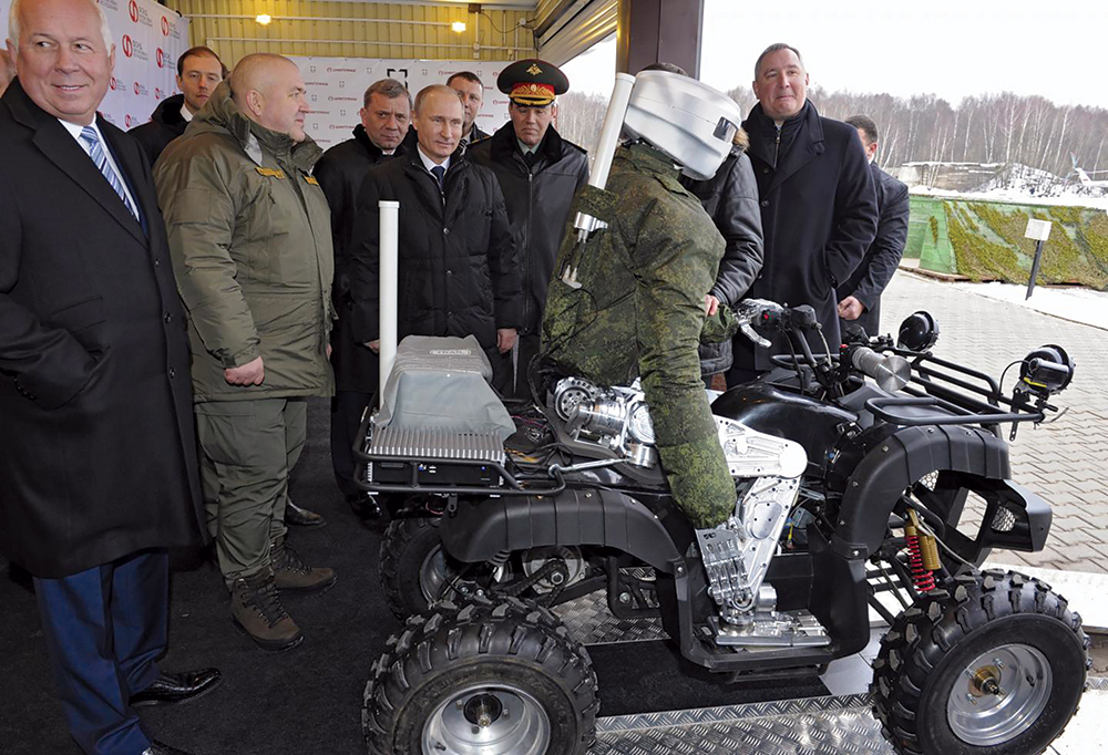 El presidente ruso Vladimir Putin observa un robot de combate durante su visita al Instituto Central de Investigación Científica de Ingeniería Mecánica Precisa en Klimovsk, región de Moscú, 20 de enero de 2015. (Foto cortesía de la página web oficial del Presidente de Rusia)