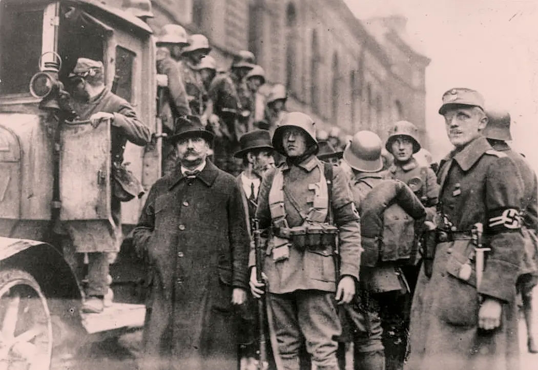 Patrullas prohitlerianas llevan a cabo redadas para detener a consejeros municipales socialistas. Estas redadas eran un esfuerzo para tomar el poder durante el golpe de estado de la cervecería de 1923 en Múnich. (Foto: Bundesarchiv, Bild 146-2007-0003, Wikimedia Commons/CC-BY-SA 3.0; color agregado)