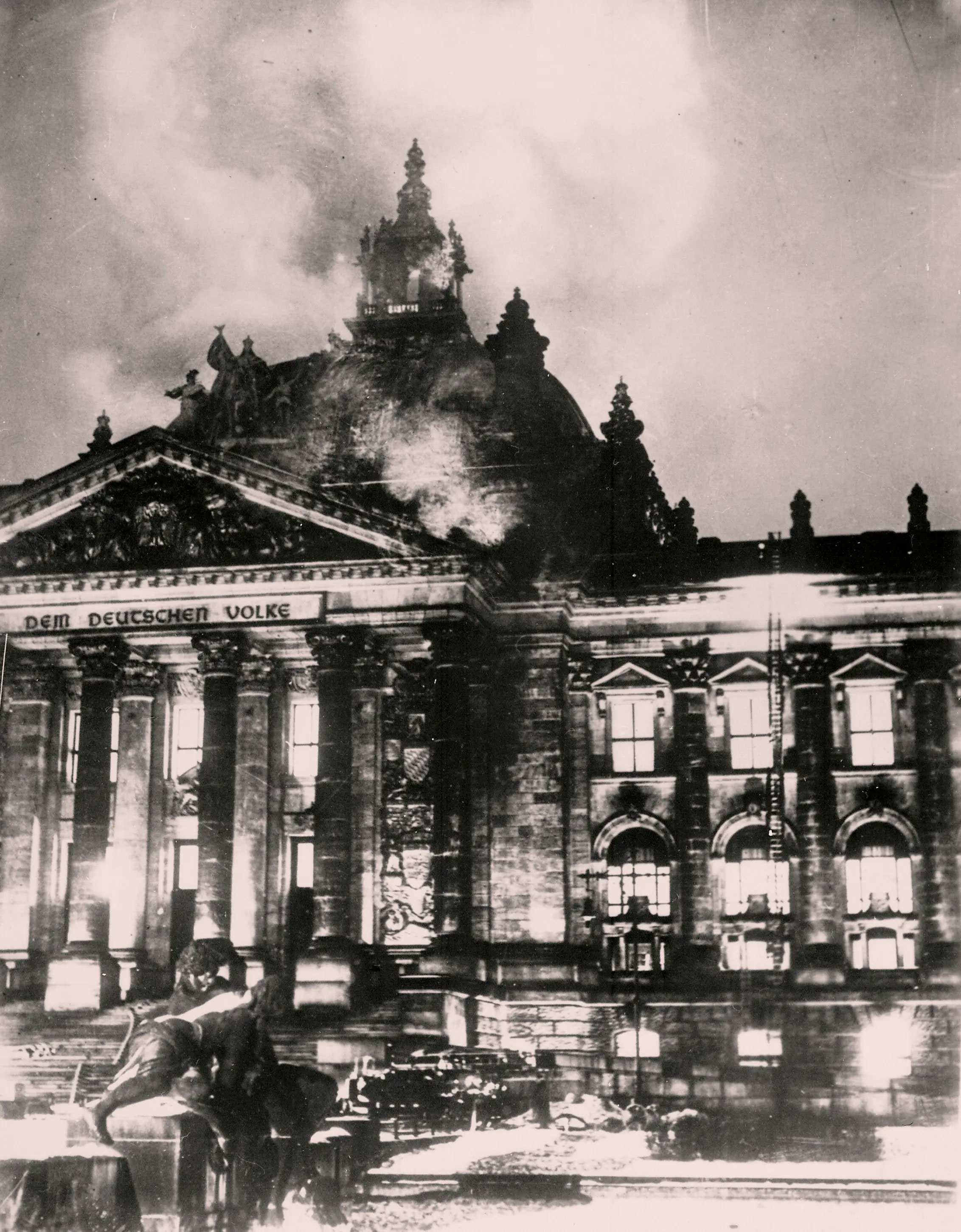 El edificio del Reichstag del Parlamento alemán en llamas. El Partido nazi provocó el incendio del edificio durante una operación de bandera falsa el 27 de febrero de 1933 y lo utilizó como pretexto para comenzar una campaña de terror contra comunistas y antifascistas. (Foto: National Archives, ARC Identifier: 535790, Local Identifier: 208-N-39835; color agregado)