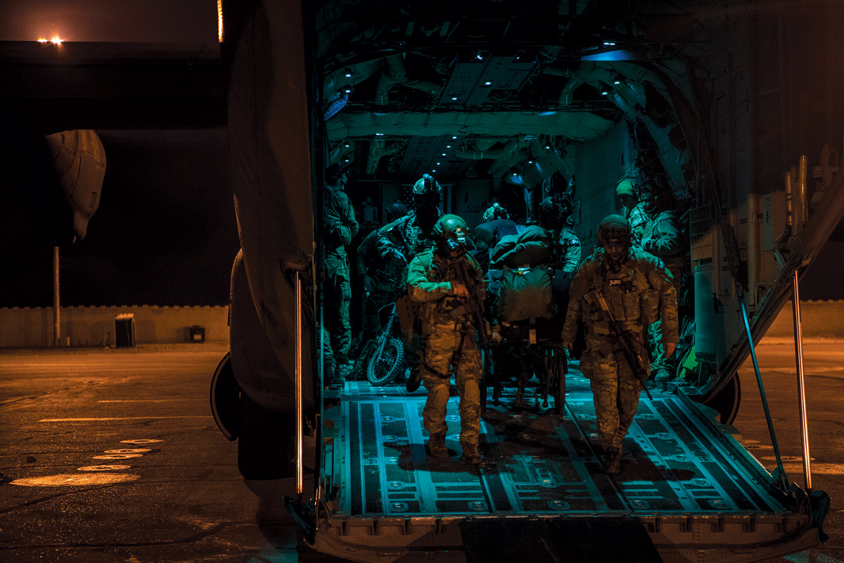 Miembros de un equipo quirúrgico austero de la fuerza conjunta descargan equipamiento el 29 de noviembre de 2017 después de una misión en Afganistán. Entre el equipamiento hay una mesa de operaciones y dos plataformas de resucitación a mano, lo cual reduce su huella en la aeronave. (Foto: Sargento segundo Douglas Ellis, Fuerza Aérea de EUA)