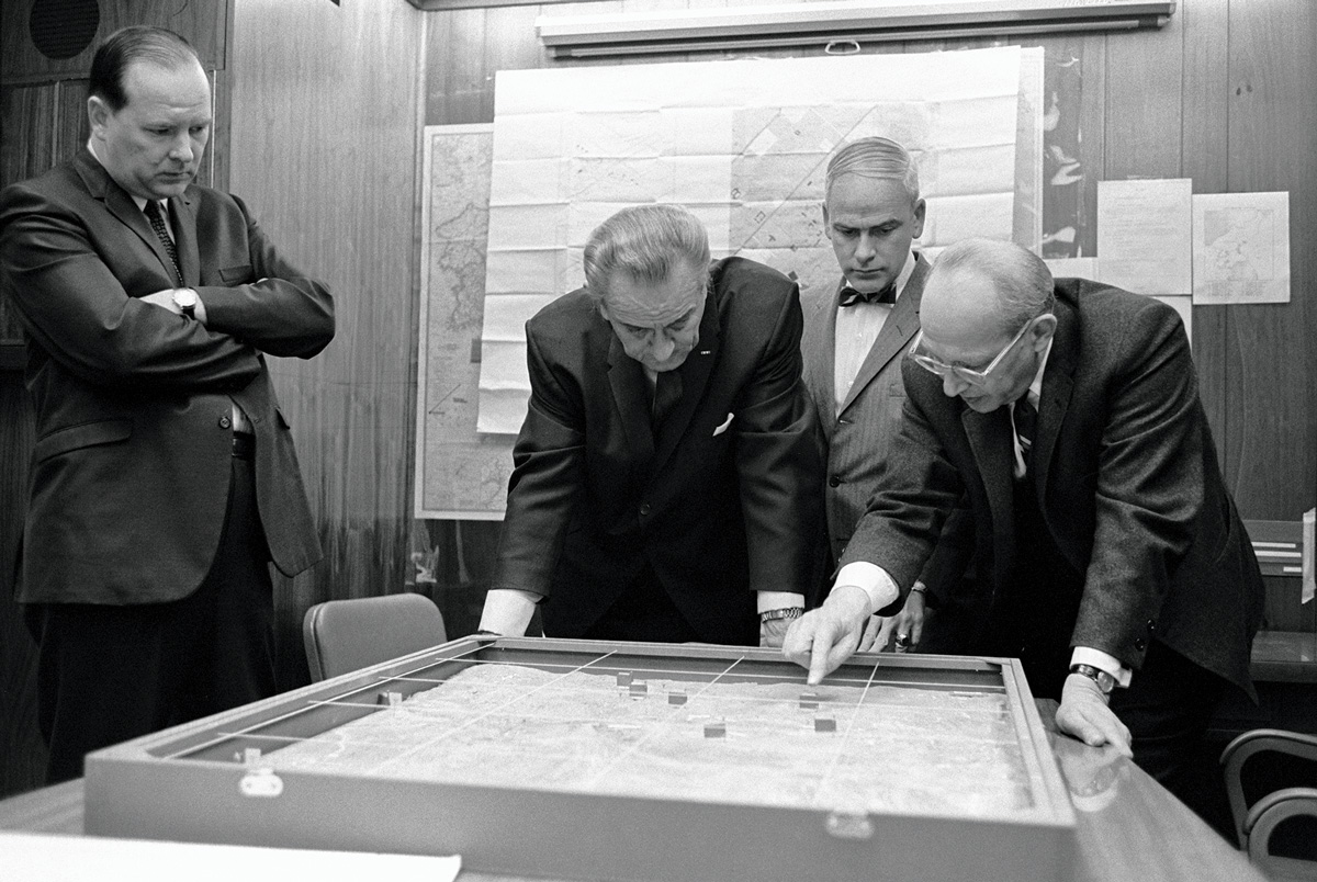 Walt Whitman Rostow (der. extrema) muestra (de izq. a der.) al secretario de prensa George Christian, el presidente Lyndon B. Johnson y el general Robert Ginsberg un modelo del área de Khe Sanh, Vietnam, el 15 de febrero de 1968 en la sala de situaciones en la Casa Blanca, Washington, DC. (Foto: National Archives)