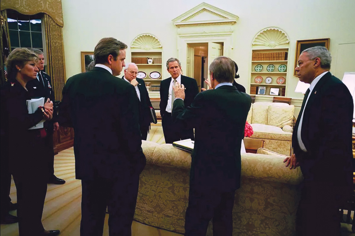 El presidente George W. Bush se reúne con sus asesores de seguridad y comunicaciones, el 19 de marzo de 2003, después de autorizar las operaciones militares en Iraq. Los presentes (de izq. a der.) eran Steve Hadley, el vice asesor de seguridad nacional; Karen Hughes, asesora especial del presidente; el jefe del Estado Mayor Conjunto Richard B. Myers; Dan Bartlett, director de comunicaciones; el vicepresidente Dick Cheney; el secretario de Defensa Donald Rumsfeld; la asesora de seguridad nacional Condoleezza Rice y el secretario de Estado Colin Powell. (Foto: Eric Draper, Official White House Archives)