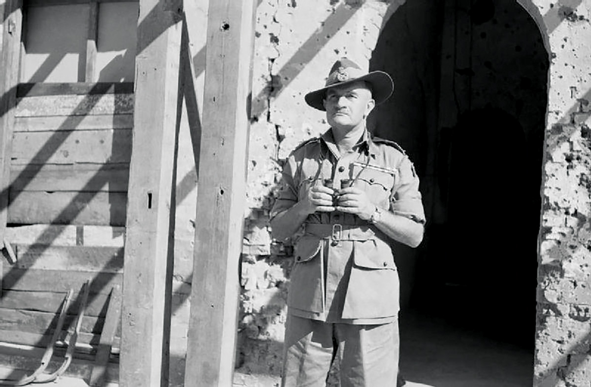El mariscal de campo Sir William Slim con binóculos, el 5 de marzo de 1945, fuera del cuartel general del 14o Ejército en Birmania. (Foto: May. B. Hipkins, cortesía del Museo de Guerra Imperial, © IWM SE 3310)