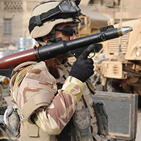 En el barrio de Al-Fadhel en el este de Bagdad, un soldado iraquí proporciona seguridad con una lanzacohetes durante una conferencia de prensa realizada tras una batalla reciente, el 29 de marzo de 2009. (Ejército de EUA, Sgto. James Selesnick)