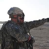 Soldados del 3er Regimiento de Caballería identifican blancos en el entrenamiento de la artillería de campaña del Ejército iraquí en Wasit, Irak, 20 de octubre de 2010. (Ejército de EUA, Especialista Charles M. Willingham)