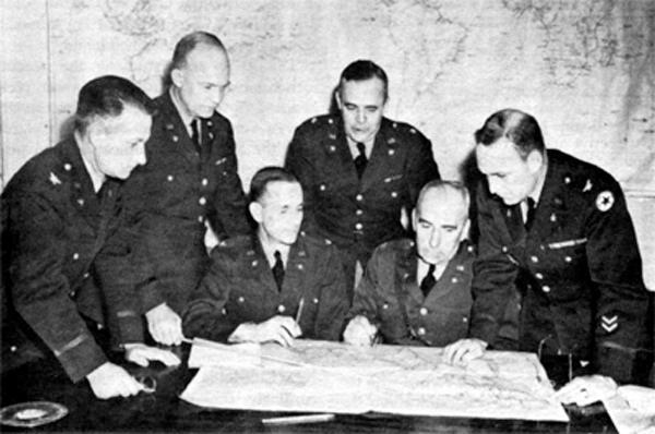 La división de planes de guerra, marzo de 1942. De izquierda a derecha: Coronel St. Clair Streett; General Eisenhower, jefe; Coronel A.S. Bevins; General de Brigada R. IV. Crawford; Coronel C.A. Russell y Coronel H.A. Barber, hijo. (Ejército de EUA)