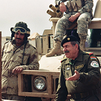 El General de División Bushar, Comandante de la 9a División Mecanizada del Ejército iraquí, habla con periodistas en el polígono de tiro de blindados en Bessmaya, febrero de 2006. (Autor)