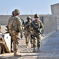 Soldados del 3er Pelotón, Compañía Apache, 1er Batallón del 23o Regimiento de Infantería, en una patrulla a pie con el Sargento Mayor de Comando Frank A. Grippe, el suboficial de mayor jerarquía del Comando Central de EUA, en el distrito de Panjwai en el sur de Afganistán, 22 de septiembre de 2012. (Departamento de Defensa, Sgto. Matt Young)