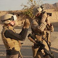 El reportero del Washington Post, Kristin Henderson, izquierda, toma fotografías al lado del corresponsal de combate de la Infantería de Marina de EUA, James Mercure, en la provincia de Helmand, Afganistán, 27 de octubre de 2008.