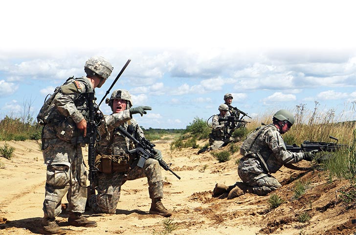 Soldados de la 10a División de Montaña entrenan en las inmediaciones de un sitio cultural protegido el 28 de julio de 2005 en Fort Drum, Nueva York. Parte del entrenamiento de la 10a División de Montaña antes del despliegue es aprender a reconocer y proteger sitios históricos y culturales en peligro. Los sitios protegidos en Fort Drum y sus inmediaciones son un escenario ideal para este tipo de entrenamiento. (Foto de los autores)