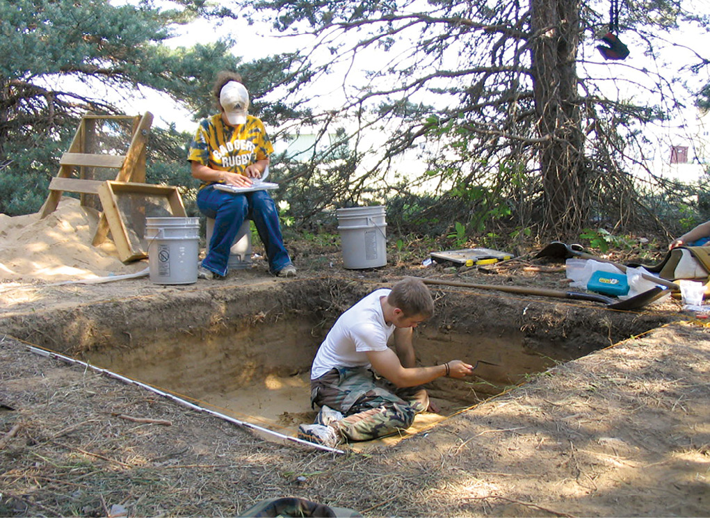 Arqueólogos del Ejército realizan una excavación de prueba el 2 de agosto de 2007 en Fort Drum, estado de Nueva York, para evaluar el potencial de futuras excavaciones en el sitio. El entrenamiento de maniobras alrededor de estos lugares habituaron a los soldados a incorporar la protección de lugares de gran importancia cultural en su planeamiento operacional y en sus acciones en el campo. (Foto de los autores)