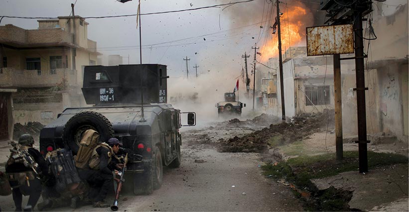 Un coche-bomba explota al lado de vehículos blindados de las fuerzas especiales iraquíes mientras avanzan contra las fuerzas del Daesh en Mosul