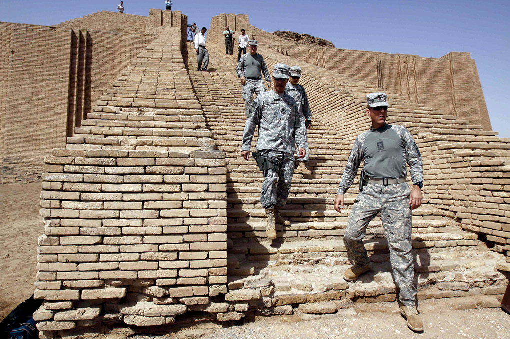 Soldados del Ejército estadounidense bajan las escaleras del Zigurat de Ur, templo de la ciudad histórica de Ur y sitio arqueológico en las afueras de Nasiriyah el 13 de mayo de 2009, alrededor de 320 kilómetros al sudeste de Bagdad. Las fuerzas estadounidenses transfirieron el control del sitio a las autoridades iraquíes el mismo día. (Foto: Nabil al-Jurani, Associated Press)