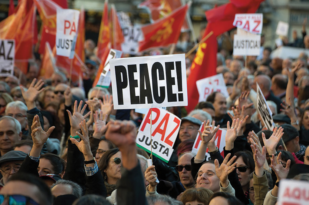 Miles de personas toman parte en una manifestación contra el terrorismo y la guerra en Madrid, España, noviembre de 2105. (Adolfo Lujan)