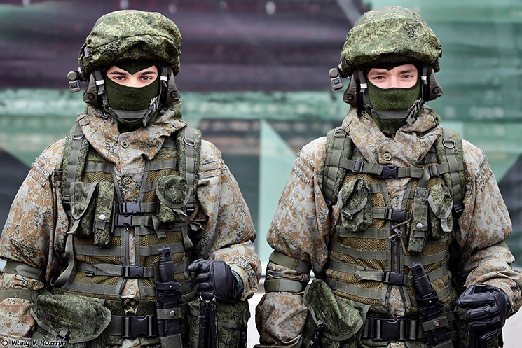 Two Ratnik infantry machine gunners pose for a photo at Patriot Park
