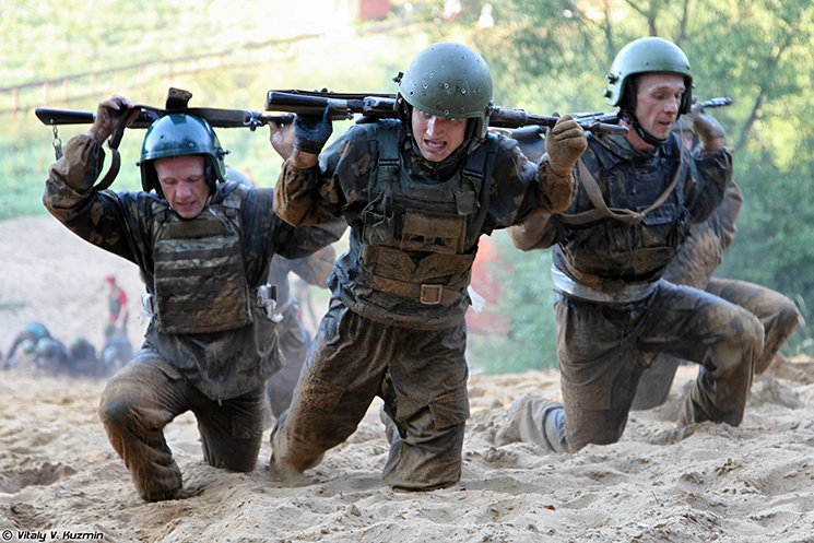 Russian soldiers participate in a Crimson Beret Qualification Exam on August 19, 2013 at Vityaz Training Center