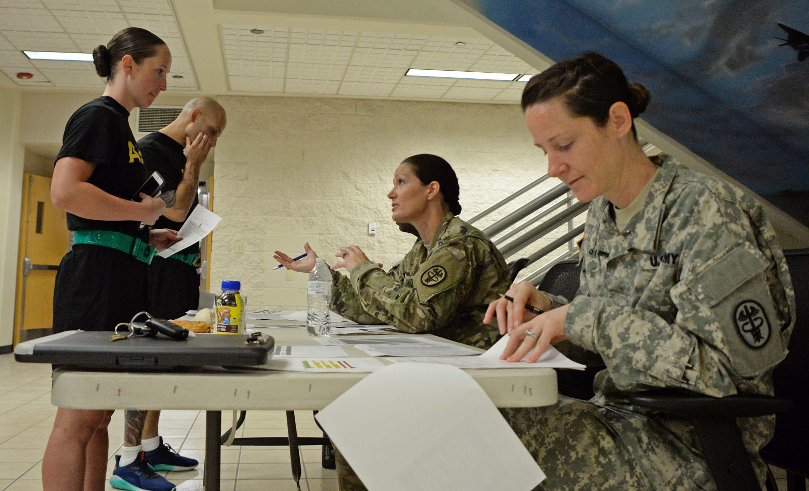 Lt. Col. Cyndi McLean, a physical therapist, speaks with a student in the U.S. Army Sergeants Major Academy’s Class 67 during an assessment by the Executive Wellness Program. (Photo by Clifford Kyle Jones / NCO Journal)